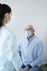 Fysiotherapeut begeleidt oudere patiënt bij valpreventie als onderdeel van toekomstbestendige zorg
