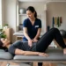 Fysiotherapeut begeleidt patiënt bij bekkenbodemoefeningen voor incontinentie