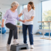 gepensioneerde vrouw doet oefentherapie